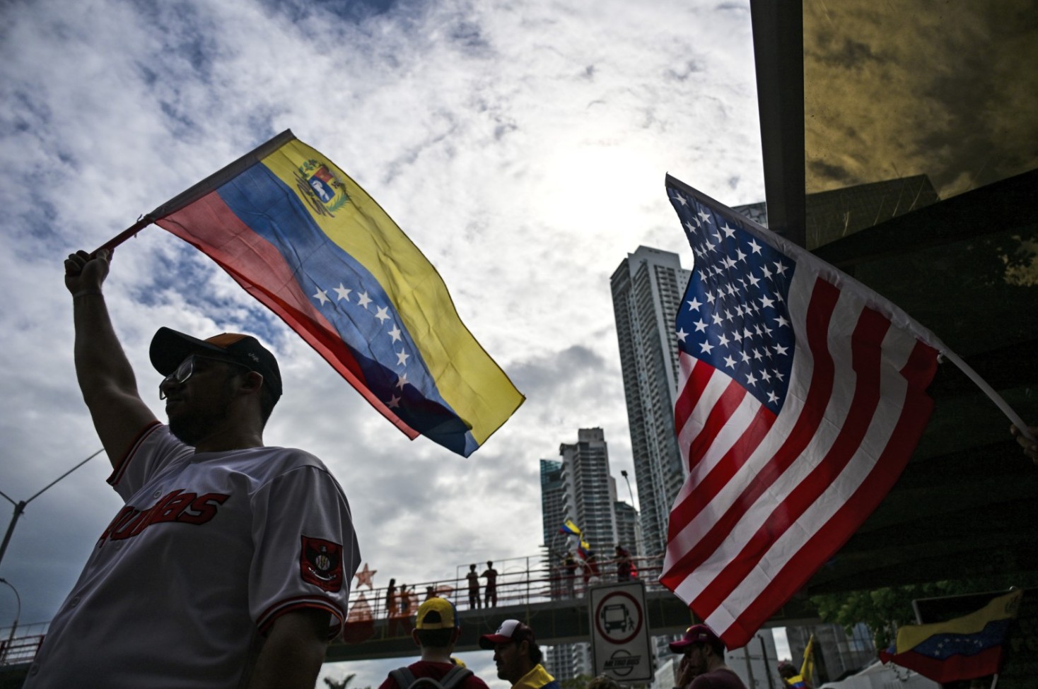 तेल की दौलत से तबाही तक: कभी दुनिया के सबसे अमीर देशों में शुमार वेनेजुएला कैसे बर्बाद हो गया?