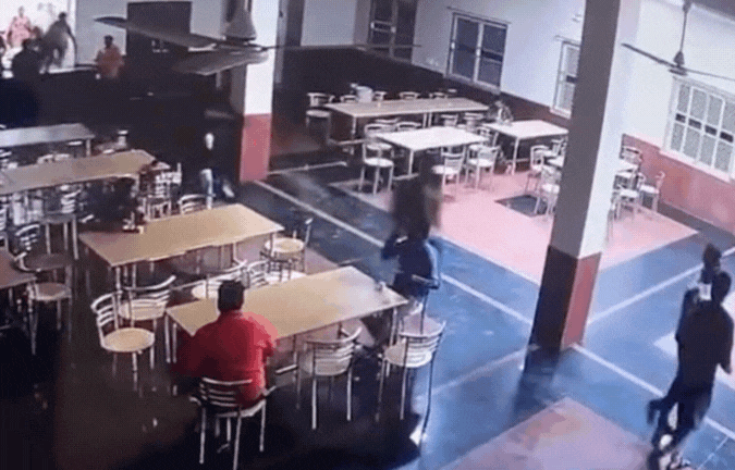 VIDEO: नाश्ता मांगने पर कॉलेज मेस में छात्र पर हमला; चाकू लेकर पीछे दौड़ा रसोइया, फिर...