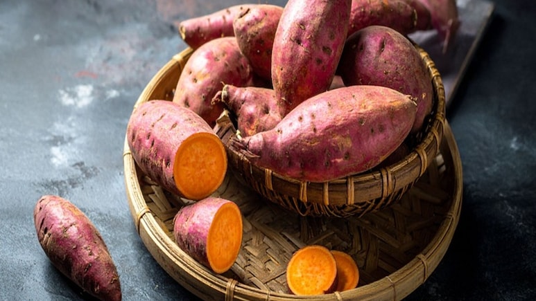 Sweet Potato Benefits: सर्दियों में शरकंद खाने का सही तरीका क्या है? जान लेंगे तो सेहत और जबान दोनों रहेंगे खुश