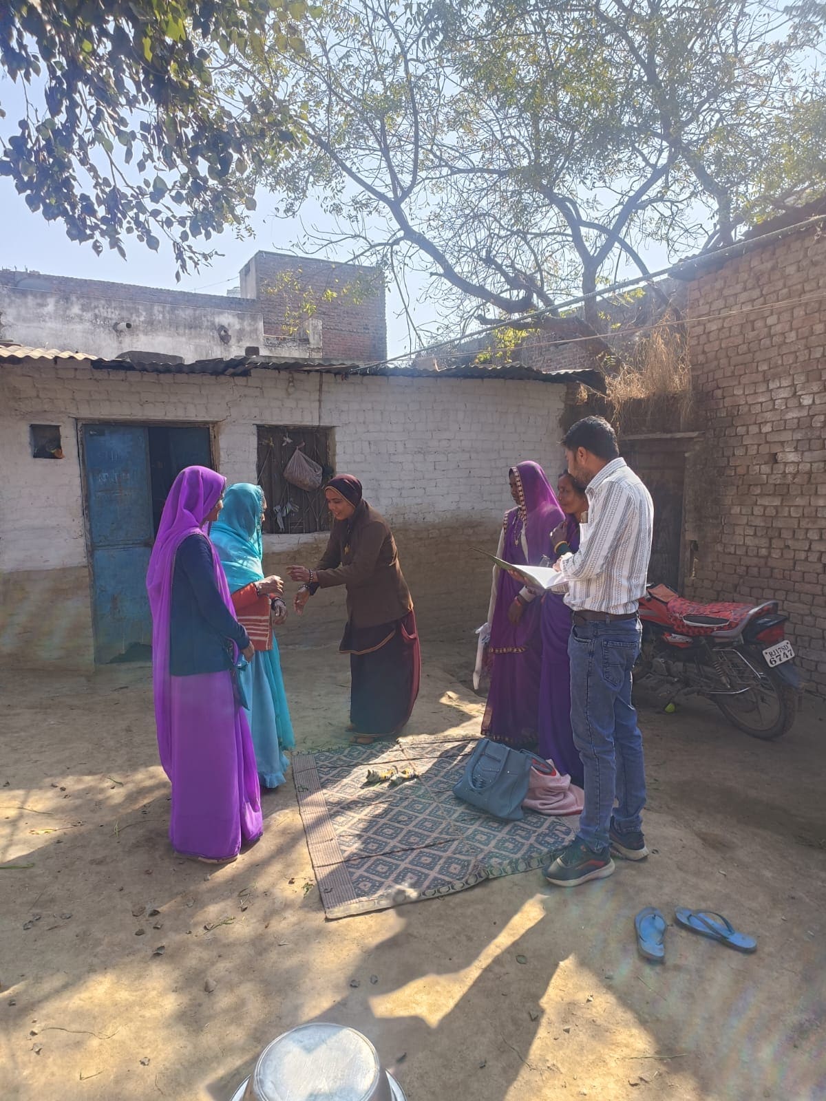 GBS Outbreak: सर्वे करती हुई स्वास्थ्य विभाग की टीम