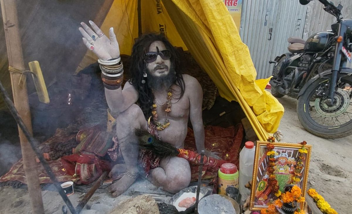 आंखों पर काला चश्मा, शरीर पर भस्म... माघ मेले में धूनी रमाए 'सेंट बाबा' क्यों हो रहे वायरल?