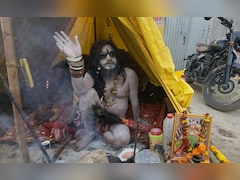 आंखों पर काला चश्मा, शरीर पर भस्म... माघ मेले में धूनी रमाए 'सेंट बाबा' क्यों हो रहे वायरल?