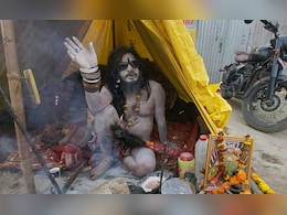 आंखों पर काला चश्मा, शरीर पर भस्म... माघ मेले में धूनी रमाए 'सेंट बाबा' क्यों हो रहे वायरल?