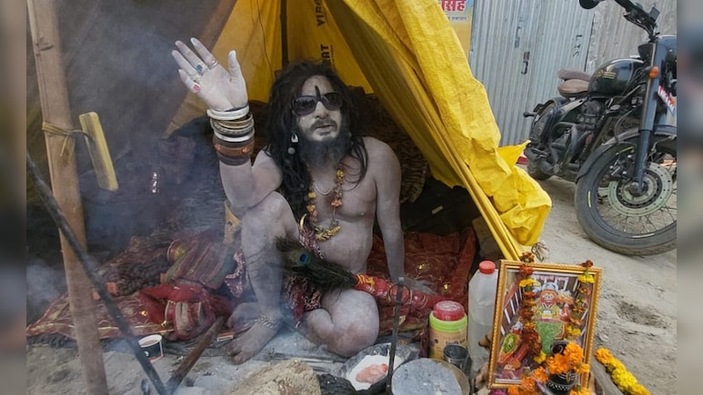 आंखों पर काला चश्मा, शरीर पर भस्म... माघ मेले में धूनी रमाए 'सेंट बाबा' क्यों हो रहे वायरल?