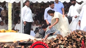Sunetra Pawar Breaks Down At Husband Ajit Pawar's Funeral