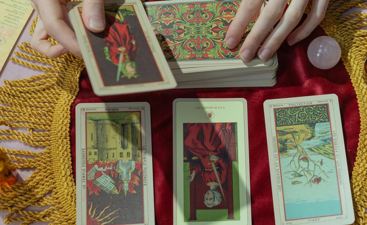 Thai Fortune Teller Arrested for Allegedly Stealing Customer's iPhone