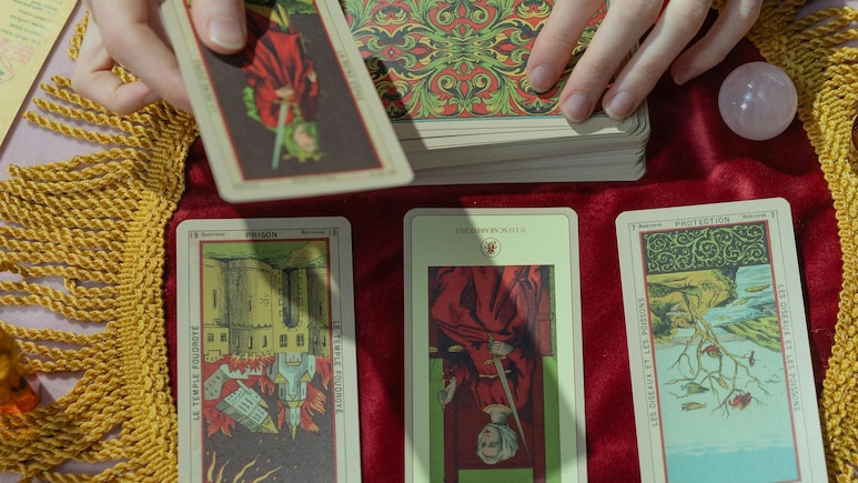 Fortune-Teller Arrested For Stealing Customer's iPhone To Prove 'Bad Luck' Prophecy