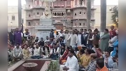 देवी अहिल्याबाई की प्रतिमा तोड़ने पर भड़के सज्जन सिंह वर्मा, इंदौर के राजवाड़ा पर दिया धरना