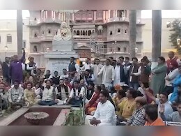 देवी अहिल्याबाई की प्रतिमा तोड़ने पर भड़के सज्जन सिंह वर्मा, इंदौर के राजवाड़ा पर दिया धरना