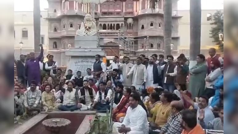 देवी अहिल्याबाई की प्रतिमा तोड़ने पर भड़के सज्जन सिंह वर्मा, इंदौर के राजवाड़ा पर दिया धरना