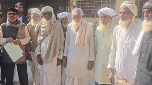 अलवर में मुर्दा बताकर काटे गए 106 मुस्लिम मतदाताओं के नाम ! SDM से मिलकर बोले- साब हम ज़िंदा हैं&nbsp;