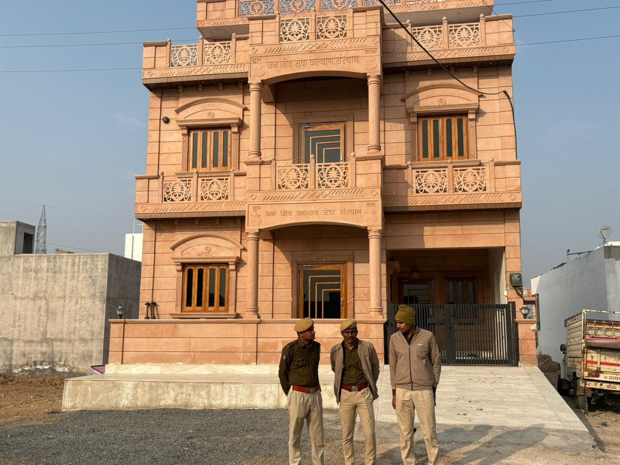 आश्रम के बाहर पुलिस फोर्स तैनात है. आश्रम के बाहर पुलिस फोर्स तैनात है.