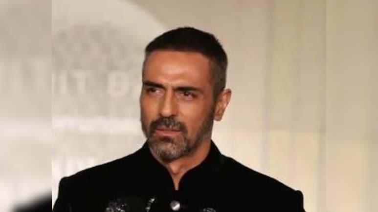 गोवा में अपने दोस्तों के साथ 'धुरंधर' देखने पहुंचे अर्जुन रामपाल