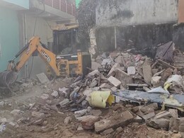 चौमूं में हिंसा के बाद चला प्रशासन का बुलडोजर, सरकारी जमीन पर बने अवैध निर्माण तोड़े; भारी पुलिस बल तैनात