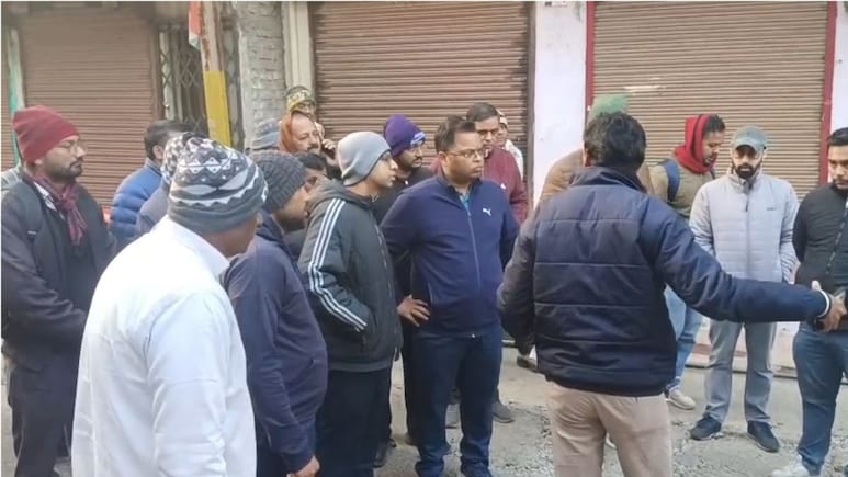 भागीरथपुरा क्षेत्र के घरों में कोबो टूल के माध्यम से रियल टाईम सर्वे, 2745 घरों तक पहुंची 200 टीमें, वितरित किए गए क्लिनवेट ड्राप