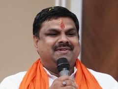 VIDEO: 'खबर मैं हूं या मेरा हेलमेट'... CG के स्कूल शिक्षा मंत्री गजेंद्र यादव का अजीब जवाब, बाइक चलाते वीडियो हुआ था वायरल