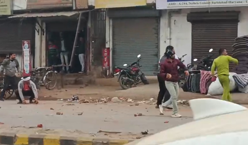 फरीदाबाद में तनाव: दो गुट आपस में भिड़े, जमकर हुई पत्थरबाजी का वीडियो आया सामने