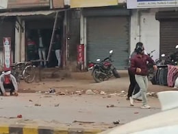 फरीदाबाद में तनाव: दो गुट आपस में भिड़े, जमकर हुई पत्थरबाजी का वीडियो आया सामने