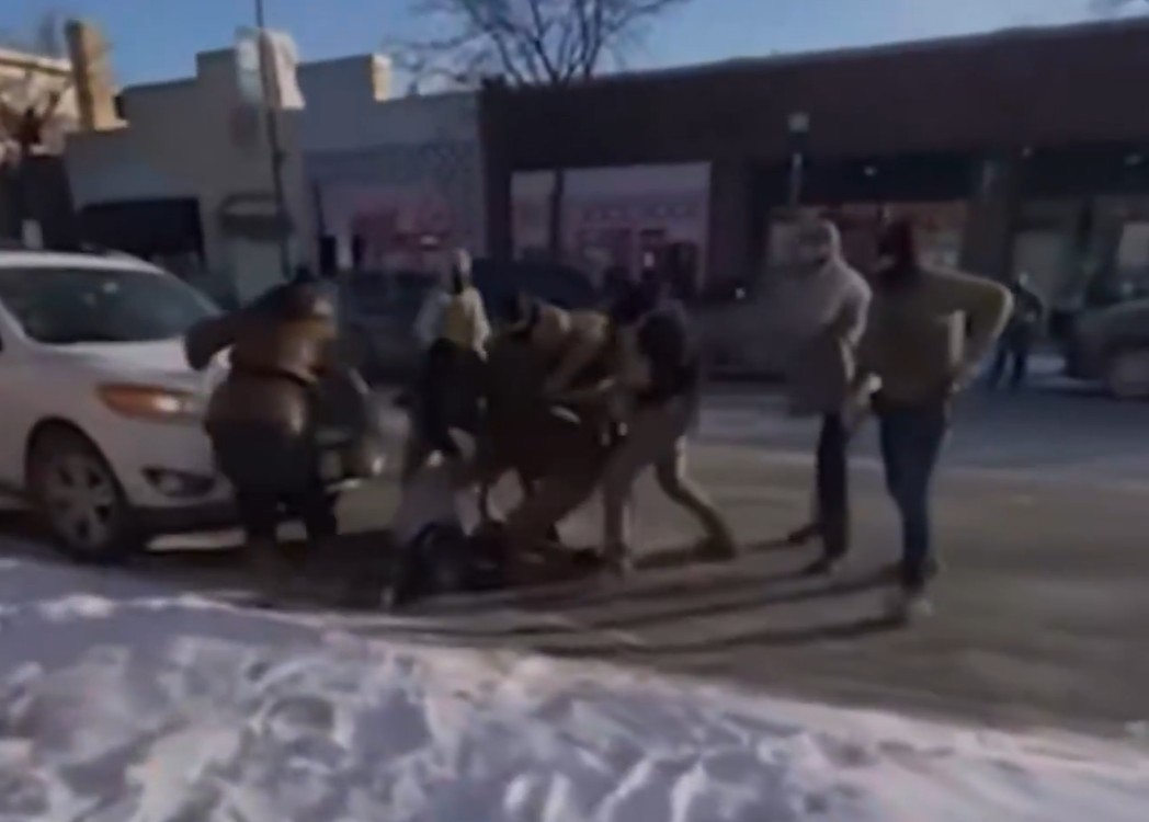 वीडियो हुआ वायरल - एलेक्स जेफ्री के पास पिस्टल रखने का अधिकार था, पर अमेरिकी अधिकारियों ने गोलियों से भून दिया