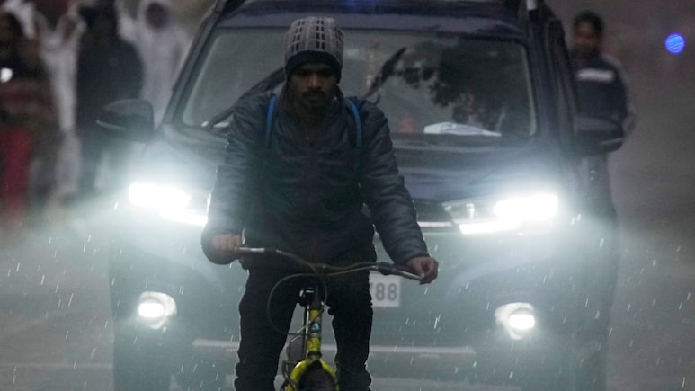 Explained: बरसात में दिन में क्यों हो जाती है 'रात'? जानिए दोपहर के अंधेरे के पीछे का विज्ञान