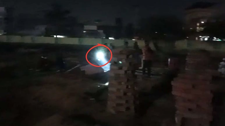 Rajasthan: कब्रिस्तान में छाया अंधेरा, दफनाने के लिए जलानी पड़ी बाइक की लाइट, देखे वीडियो