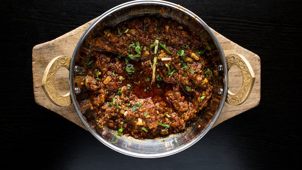 Black cardamom is generally used for smoky meat dishes Black cardamom is generally used for smoky meat dishes