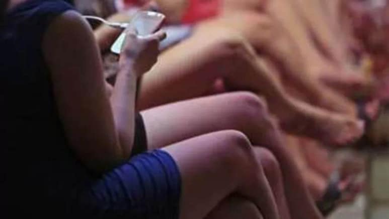 स्पा सेंटर में चल रहा था देह व्यापार ग्राहक बनकर पहुंची पुलिस, अचानक कार्रवाई कर पांच युवतियों सहित 9 लोग पकड़े