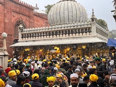 बसंत पंचमी: जब अमीर खुसरो ने पीले फूलों से अपने पीर को मुस्कुराना सिखाया