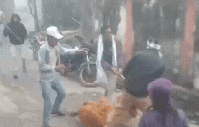 VIDEO: महिला समेत तीन लोगों को बेरहमी से पीटा; लाठी‑डंडे और तलवार से किया हमला