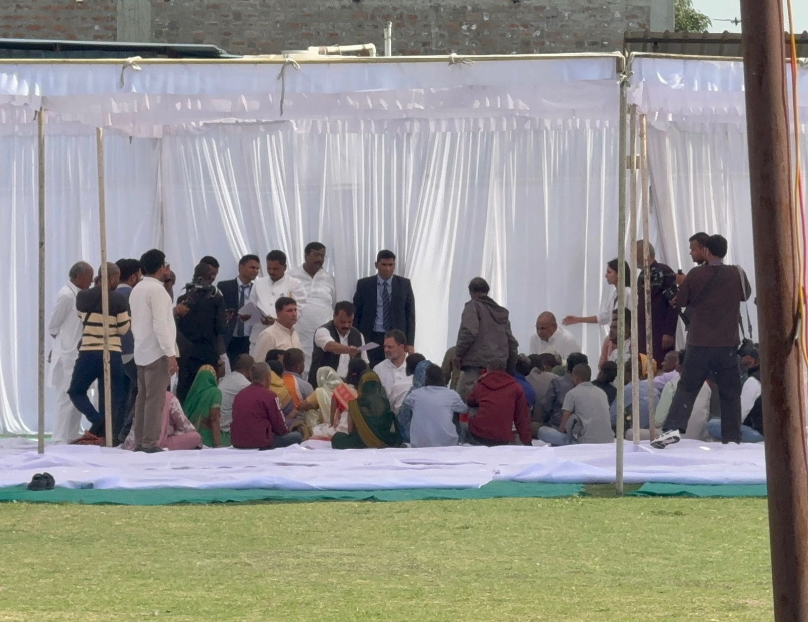 पीड़ित परिवारों से चर्चा