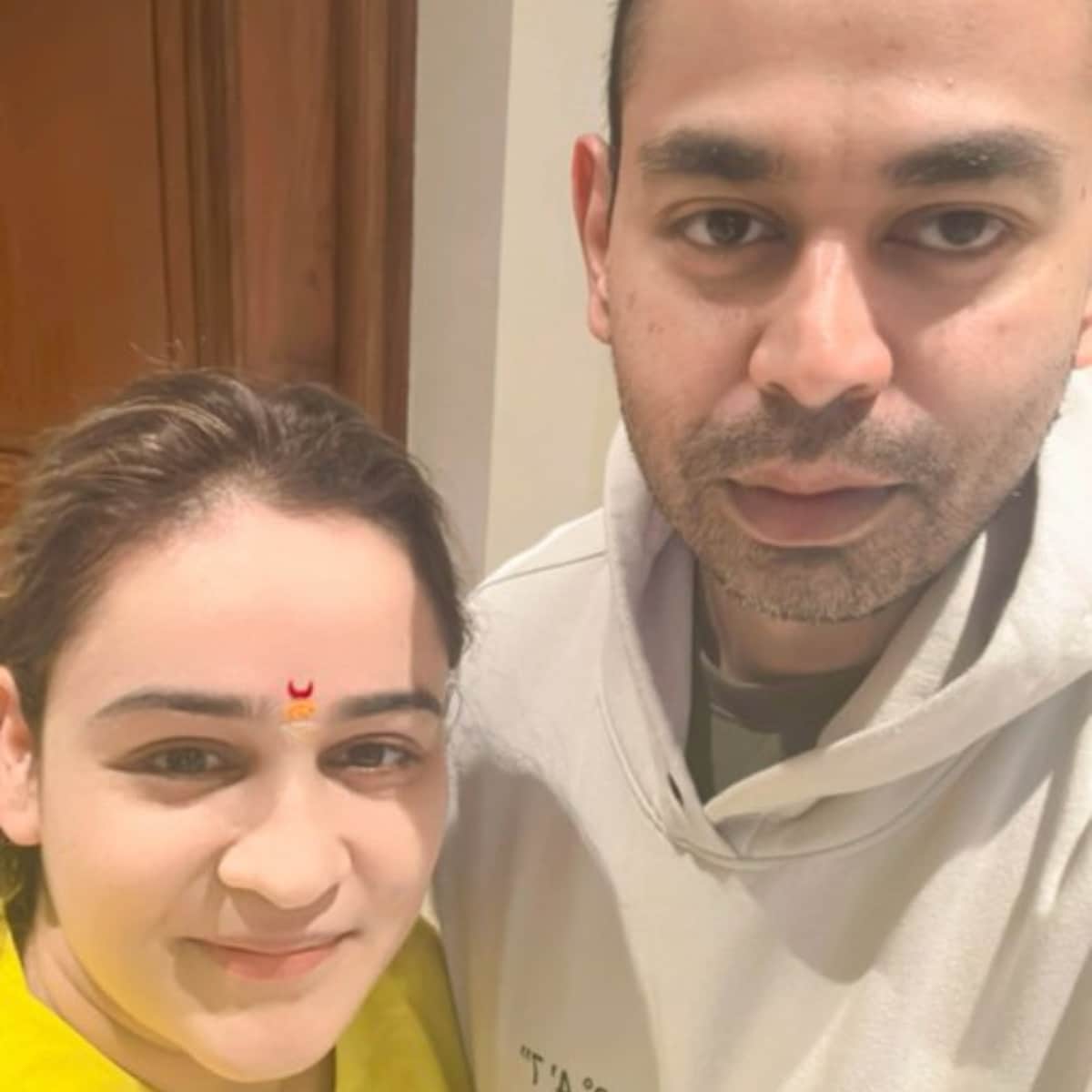 करीब दस साल तक डेट करने के बाद अपर्णा औ प्रतीक ने परिवारों की रजामंदी से शादी कर ली थी.