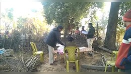 हंसी-मजाक का खूनी अंत: पत्नी से पड़ोसी को बात करते देख पति का चढ़ा पारा, डंडे से पीट-पीटकर ले ली जान