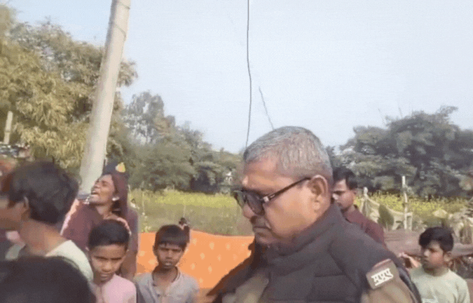 चोर-पुलिस में छीना झपटी का VIDEO; बाइक से रेत चुराने आए थे, बीच रास्ते में ही पकड़ाए&nbsp;