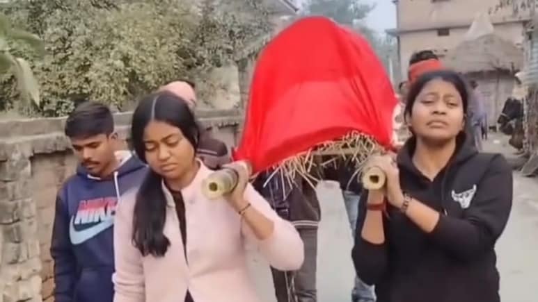 बिहार में गरीब होना इतना बड़ा गुनाह है? कोई न आया तो बेटियों ने उठाई अर्थी, तेरहवीं के पैसे के लिए भटक रहीं