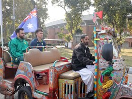 PAK vs AUS : गद्दाफी स्टेडियम बाहेर दोन्ही कर्णधारांचं फोटोशूट, रिझवान चालवतोय टुक-टुक? फोटो पाहून हसतच राहाल