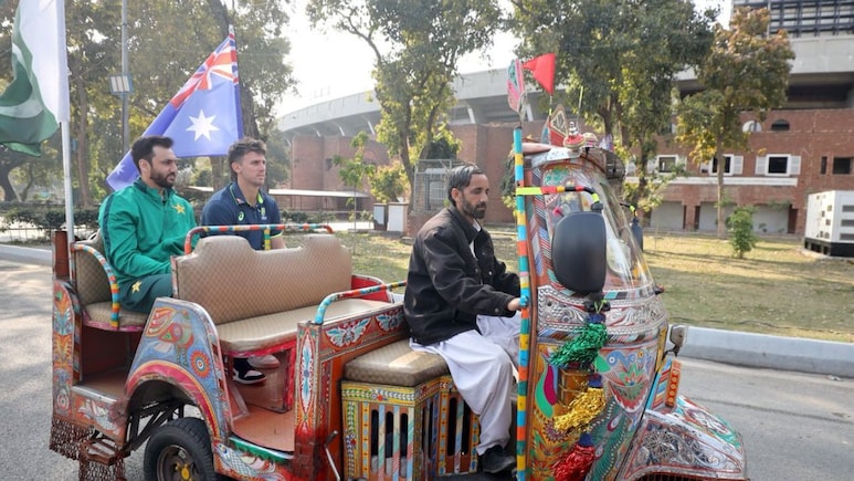 PAK vs AUS : गद्दाफी स्टेडियम बाहेर दोन्ही कर्णधारांचं फोटोशूट, रिझवान चालवतोय टुक-टुक? फोटो पाहून खूप हसाल