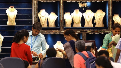 सोना-चांदी की कीमतें रिकॉर्ड तोड़ रहीं, लेकिन बाजारों में चमक बरकरार, पढ़ें- ज्वेलरी मार्केट में कैसे हैं हालात?