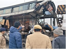 Rajasthan Road Accident News: आगरा-जयपुर हाईवे पर दर्दनाक सड़क हादसा, खाटूश्यामजी के दर्शन करने जा रहे परिवार की बस ट्रेलर में घुसी; 4 की मौत