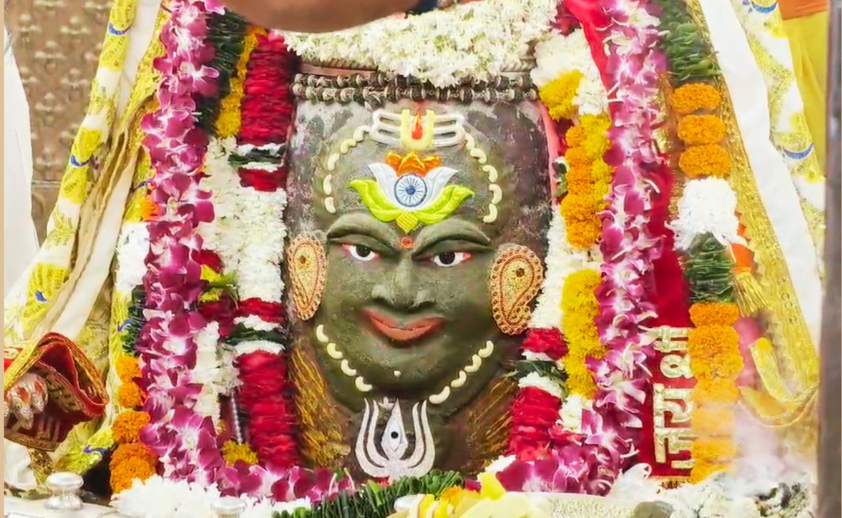 Special Tricolor Garland: बाबा महाकाल के भाल पर सजा तिरंगा, भस्म आरती में पहनाई गई खास माला&nbsp;