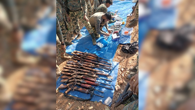 ओडिशा के जंगल में नक्सल कैंप का भंडाफोड़, बड़े पैमाने पर हथियार बरामद