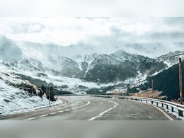 पहाड़ों पर लेने जा रहे हैं बर्फबारी का मजा? बैग में जरूर पैक कर लें ये 5 चीजें, नहीं होगी कोई परेशानी