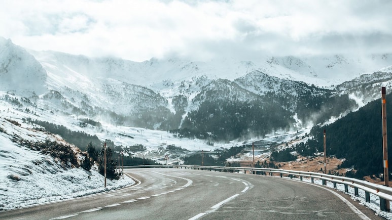 पहाड़ों पर लेने जा रहे हैं बर्फबारी का मजा? बैग में जरूर पैक कर लें ये 5 चीजें, नहीं होगी कोई परेशानी