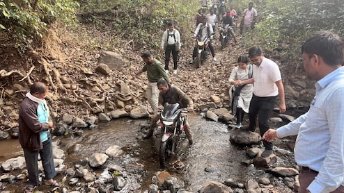 आजादी के 78 साल में पहली बार अबूझमाड़ के गांव में पहुंचे कलेक्टर ! 7 KM पैदल चलकर जाना पड़ा