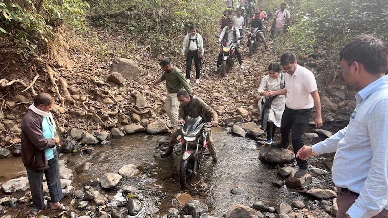 आजादी के 78 साल में पहली बार अबूझमाड़ के गांव में पहुंचे कलेक्टर ! 7 KM पैदल चलकर जाना पड़ा