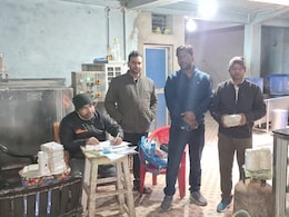 बिना लाइसेंस हो रही थी दूध की पैकेजिंग, फूड सेफ्टी टीम ने सीज की मशीन, गंदगी के बीच तैयार हो रहे डेयरी उत्पादों के लिए सैंपल