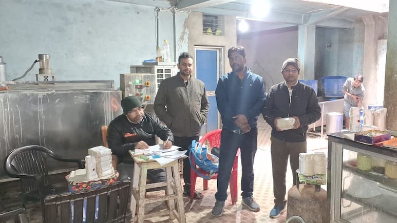 बिना लाइसेंस हो रही थी दूध की पैकेजिंग, फूड सेफ्टी टीम ने सीज की मशीन, गंदगी के बीच तैयार हो रहे डेयरी उत्पादों के लिए सैंपल