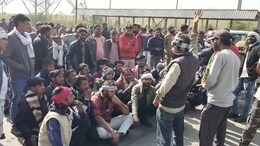 एंबुलेंस और अस्पताल के अभाव गई मजदूर की जान, साथियों ने प्लांट के आगे दिया धरना