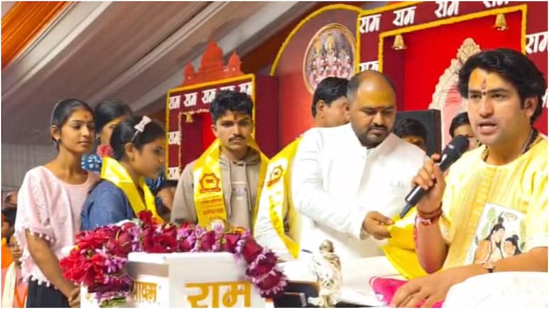 बच्चे की आंखों की रोशनी के लिए अपनाया ईसाई धर्म, 20 साल बाद भी नहीं लौटी, बागेश्वर महाराज ने कराई परिवार की घर वापसी