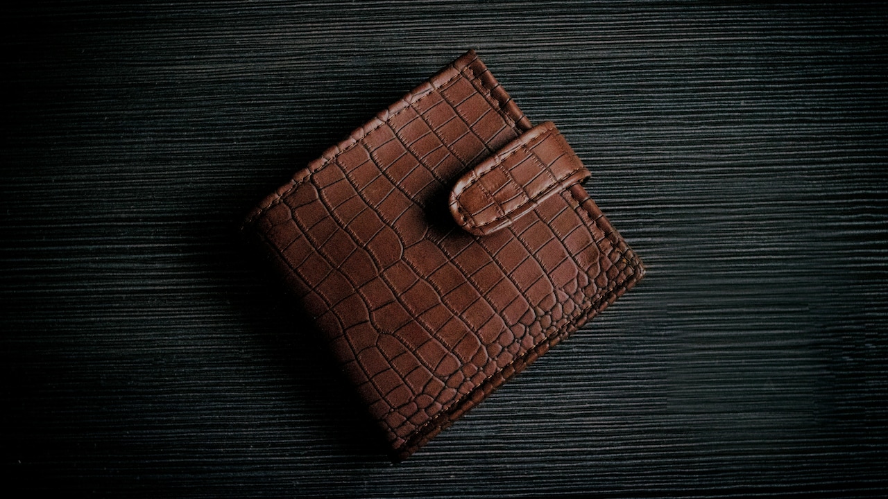 Slim Or Spacious Wallets: Which Wallet Fits Your Daily Habits Best? Slim Or Spacious Wallets: Which Wallet Fits Your Daily Habits Best?