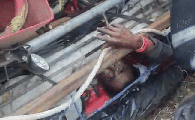 Watch Video: पलटे हुए ट्रैक्टर के नीचे 30 मिनट तक दबा रहा ड्राइवर, मौत को ऐसे दी मात की यूं मिली नई जिंदगी